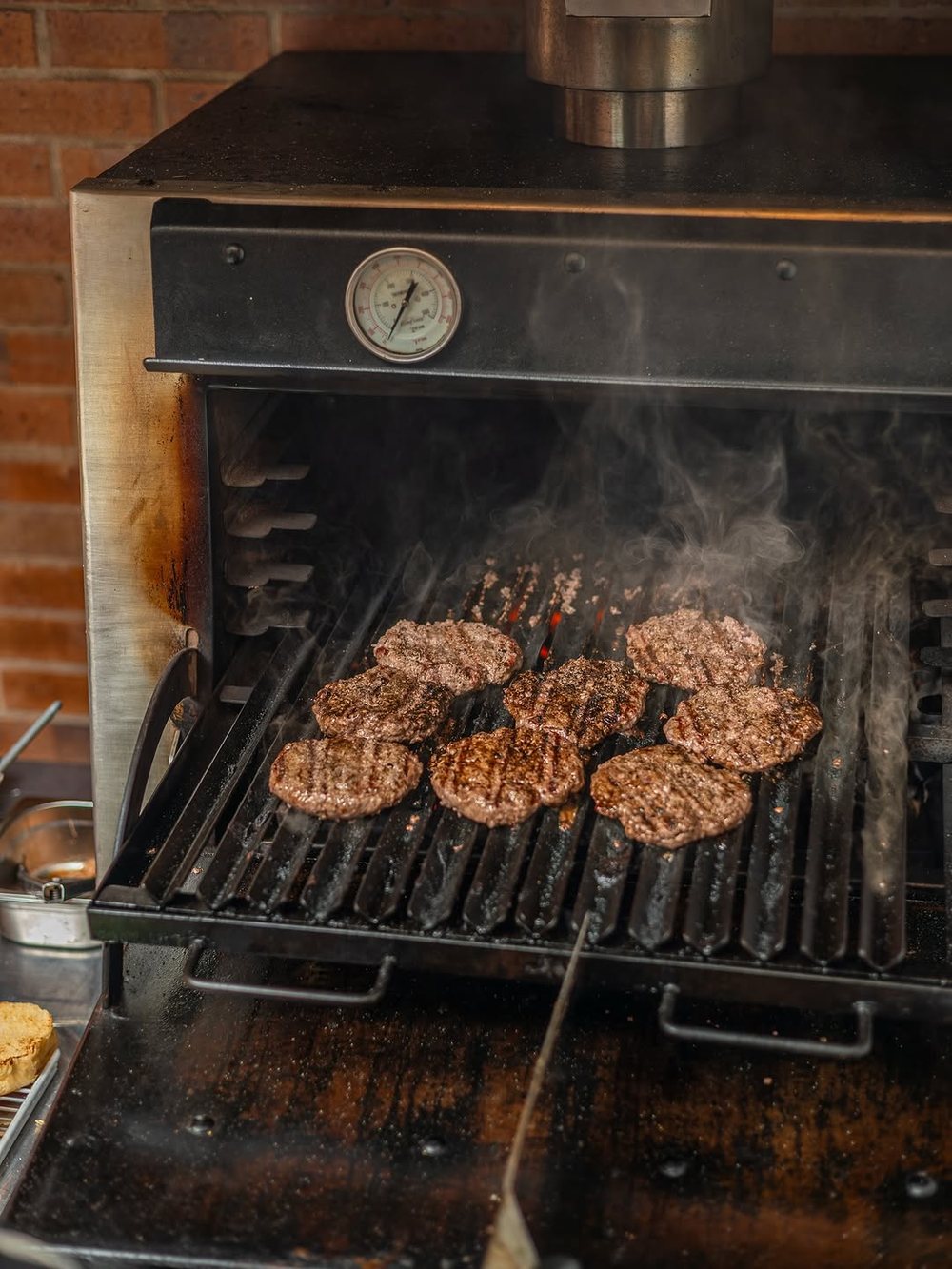 Carnes en el horno de brasa de Aparicio